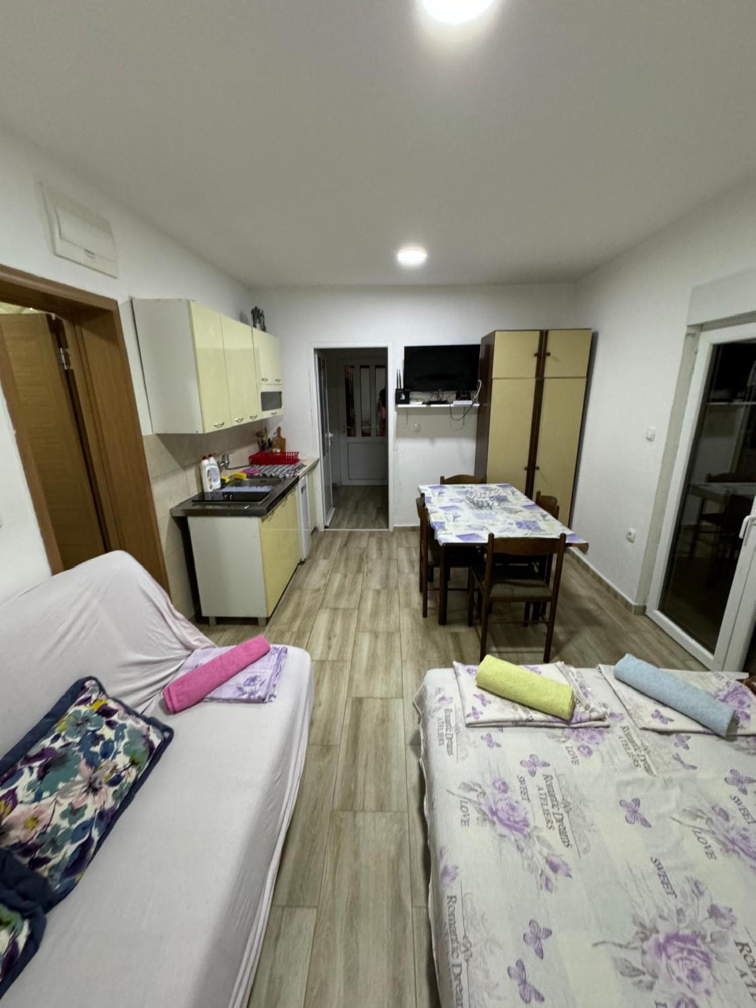 Apartment Perutovic Sutomore Bagian luar foto