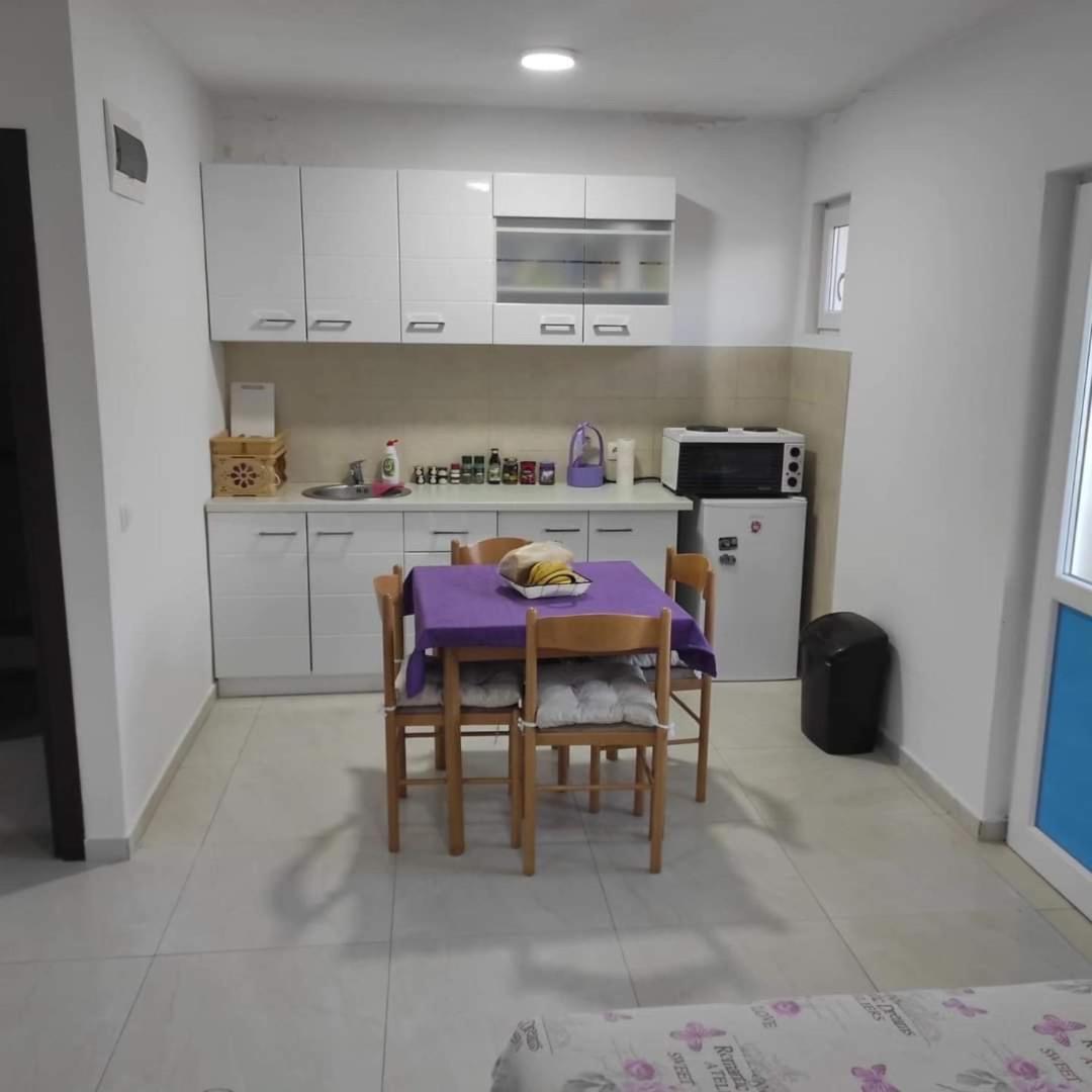 Apartment Perutovic Sutomore Bagian luar foto
